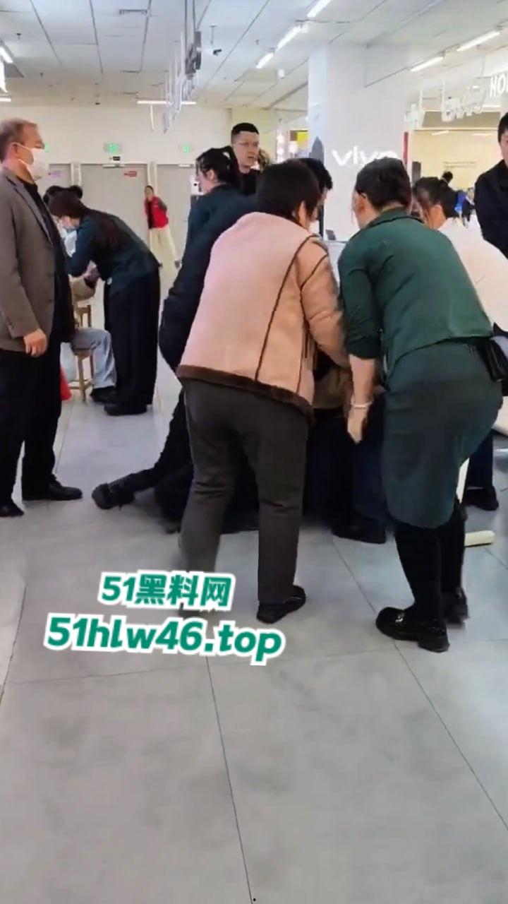 河北衡水捉奸现场,信誉楼老凤祥女店长和有钱客人发展地下恋情,原配妻子捉奸当场爆揍。 第2张 河北衡水捉奸现场,信誉楼老凤祥女店长和有钱客人发展地下恋情,原配妻子捉奸当场爆揍。 第2张