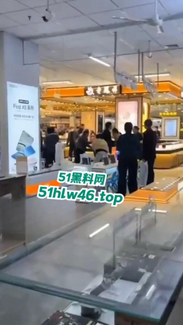 河北衡水捉奸现场,信誉楼老凤祥女店长和有钱客人发展地下恋情,原配妻子捉奸当场爆揍。 第3张 河北衡水捉奸现场,信誉楼老凤祥女店长和有钱客人发展地下恋情,原配妻子捉奸当场爆揍。 第3张