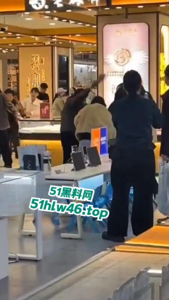 河北衡水捉奸现场,信誉楼老凤祥女店长和有钱客人发展地下恋情,原配妻子捉奸当场爆揍。 第4张 河北衡水捉奸现场,信誉楼老凤祥女店长和有钱客人发展地下恋情,原配妻子捉奸当场爆揍。 第4张