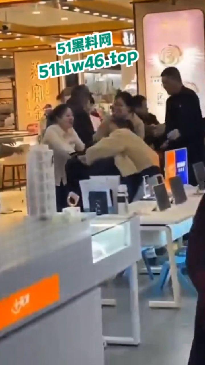 河北衡水捉奸现场,信誉楼老凤祥女店长和有钱客人发展地下恋情,原配妻子捉奸当场爆揍。 第5张 河北衡水捉奸现场,信誉楼老凤祥女店长和有钱客人发展地下恋情,原配妻子捉奸当场爆揍。 第5张