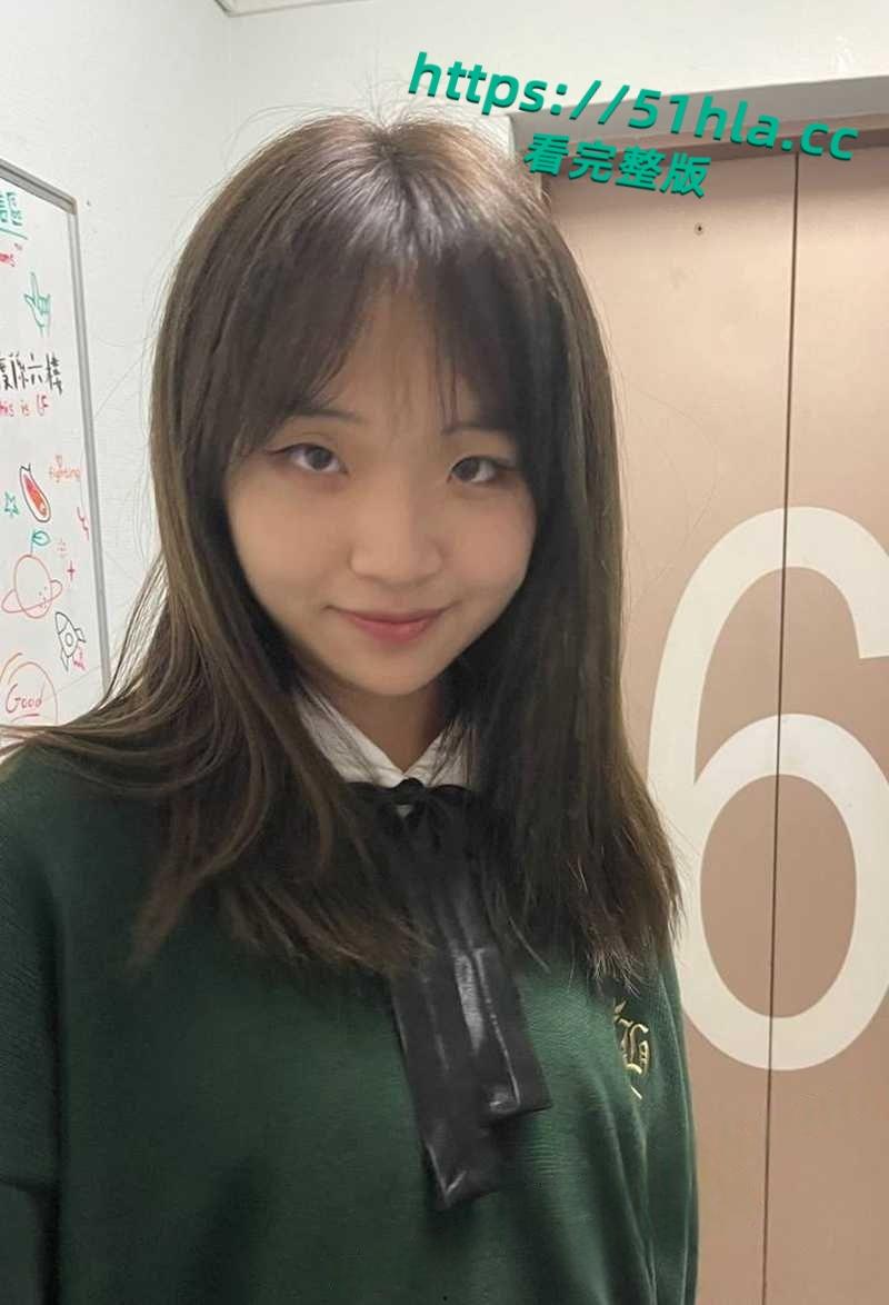 杭州文静嫩妹【王晓冉】不雅视频被男友曝出，清纯脸蛋配黑丝自拍裸照，露脸舔屌被猛操表情超淫！  第1张