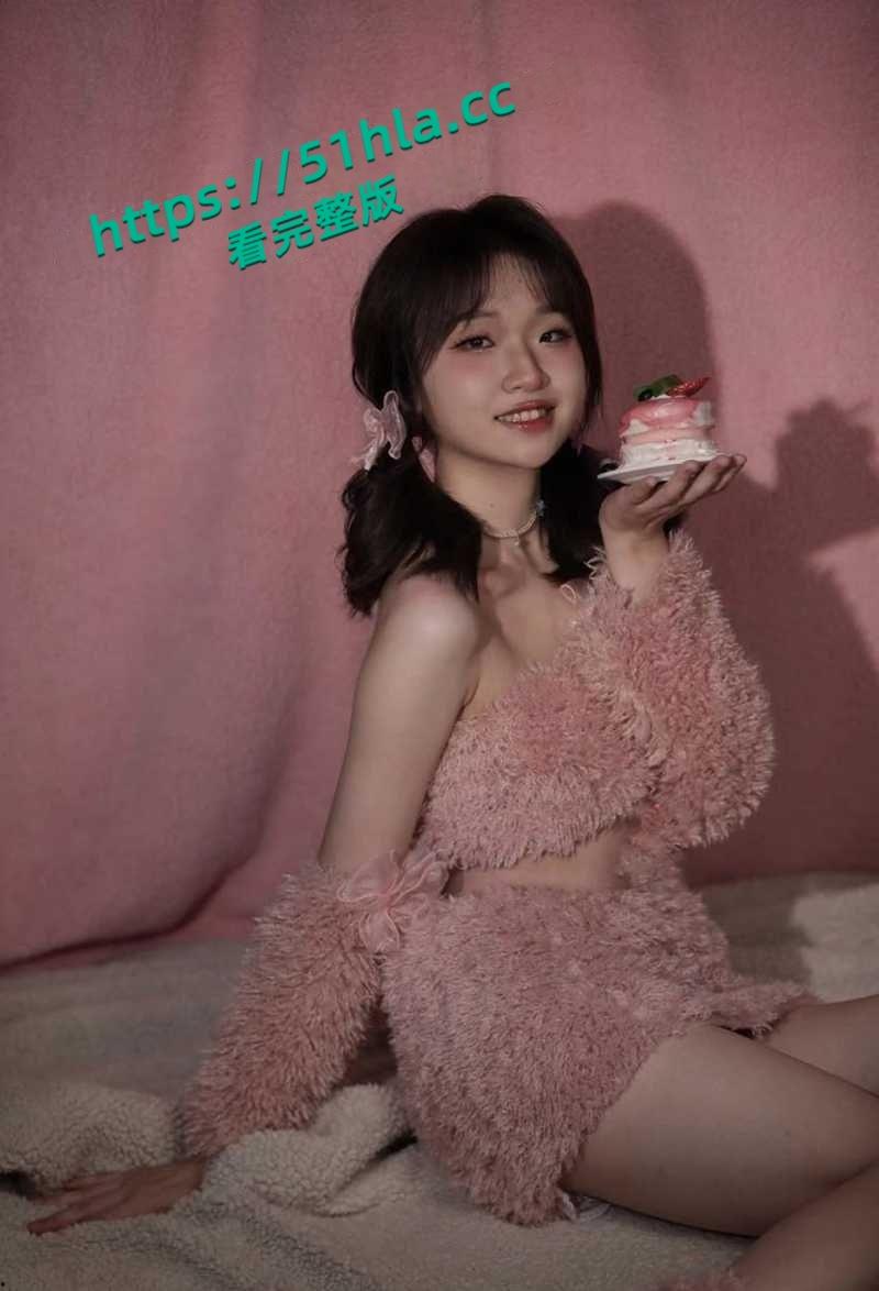 杭州文静嫩妹【王晓冉】不雅视频被男友曝出，清纯脸蛋配黑丝自拍裸照，露脸舔屌被猛操表情超淫！  第2张