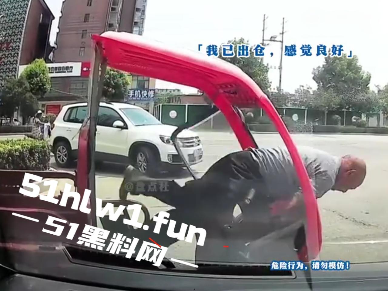 盘点今年奇葩车祸，监控下的搞笑瞬间，虽然明知是车祸，但还是不道德的笑了，有卧龙的地方必有凤雏啊！  第2张