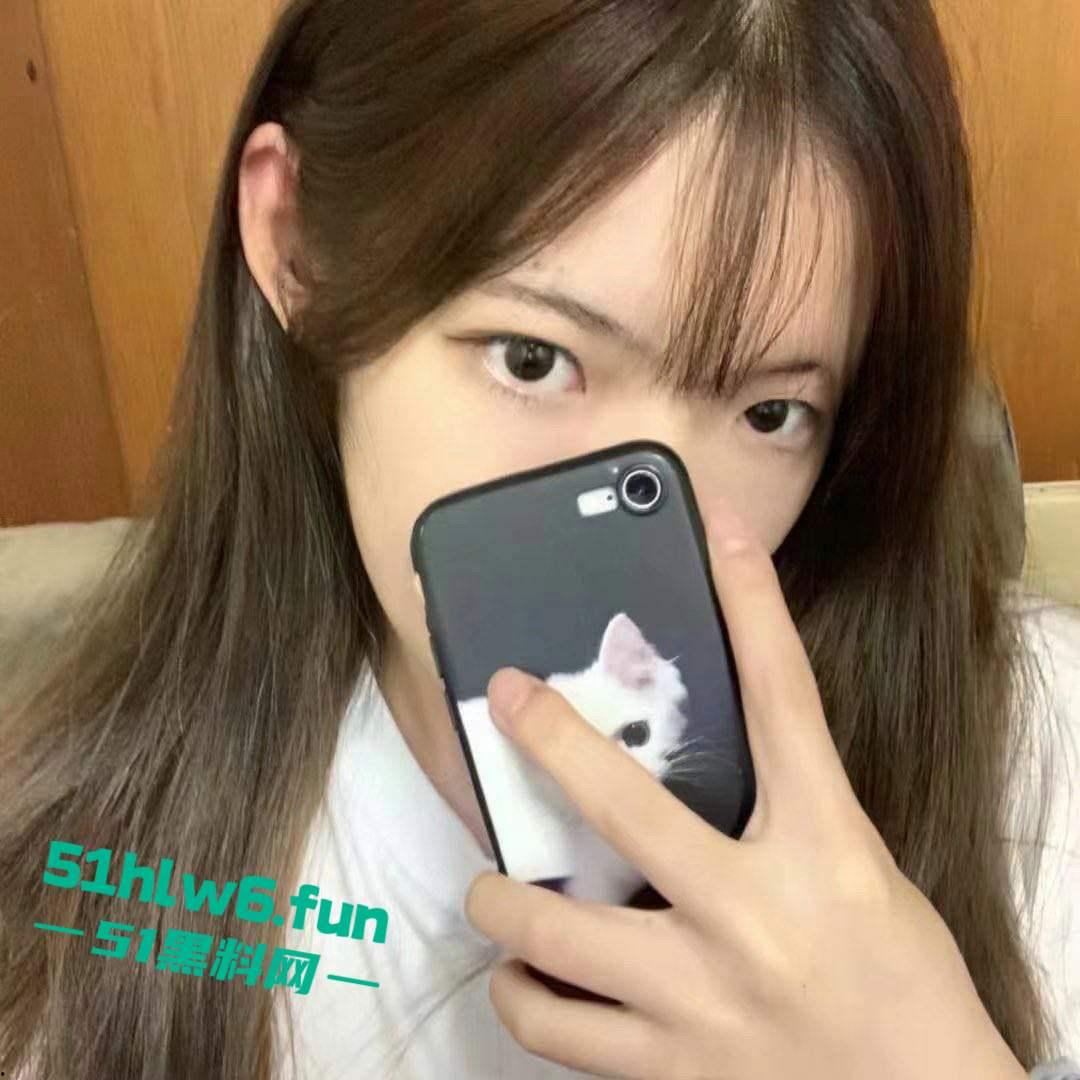 广西桂林某大学班花【刘思婷】去酒吧喝酒被闺蜜灌醉，贡献给富二代们迷奸玩弄，各种操逼插穴玩的不亦乐乎。  第2张