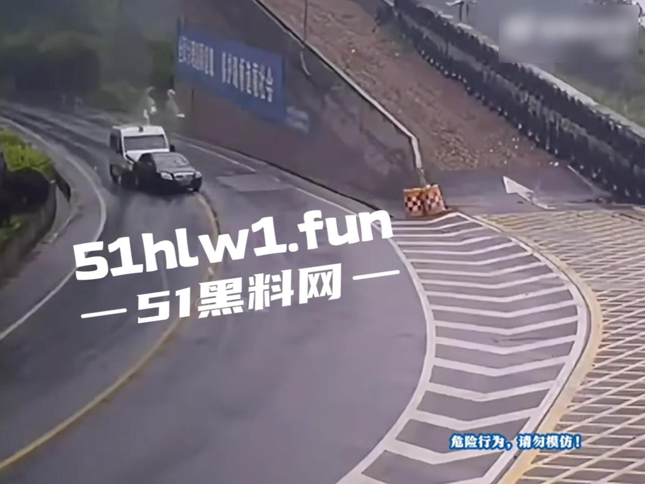 盘点今年奇葩车祸，监控下的搞笑瞬间，虽然明知是车祸，但还是不道德的笑了，有卧龙的地方必有凤雏啊！  第3张