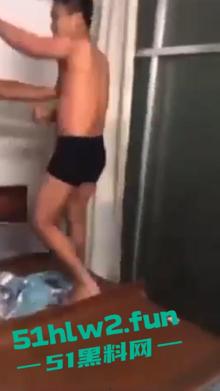 捉奸现场实拍，大胆奸夫到正主家里操别人老婆，结果丈夫提前回家捉奸当场暴揍场面超刺激。  第2张