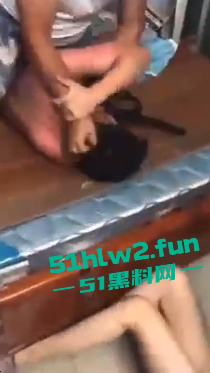 捉奸现场实拍，大胆奸夫到正主家里操别人老婆，结果丈夫提前回家捉奸当场暴揍场面超刺激。  第3张