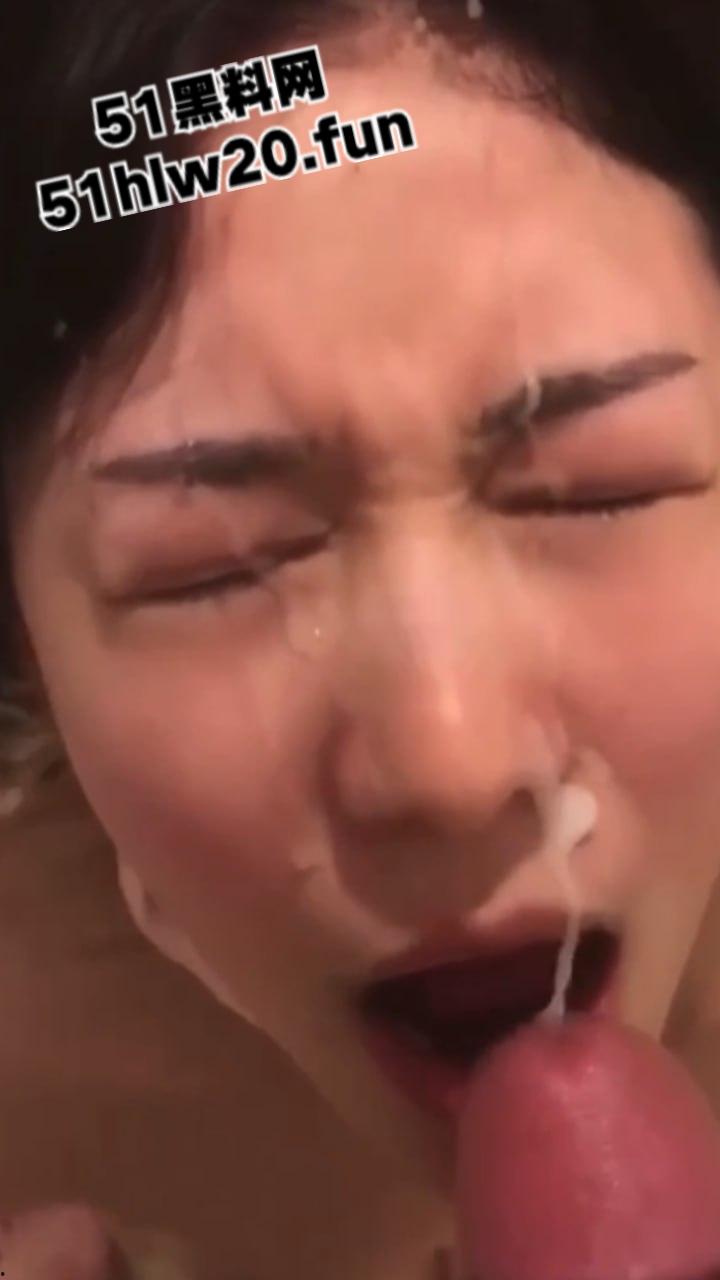 广州反差婊网瘾少女【陈敏仪】清纯颜值极品嫩妹,裸露粉嫩鲍鱼给炮友无套干,跪地吃鸡被射一脸。 第2张 广州反差婊网瘾少女【陈敏仪】清纯颜值极品嫩妹,裸露粉嫩鲍鱼给炮友无套干,跪地吃鸡被射一脸。 第2张