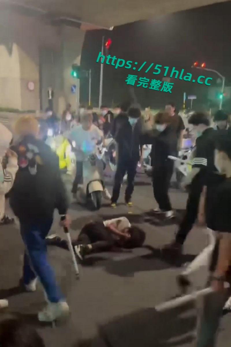 山东临沂五路高架桥下，中鲁石化精神小伙午夜寻仇，多人手持棍棒砸车打人，手段之残忍与畜生无异！  第1张