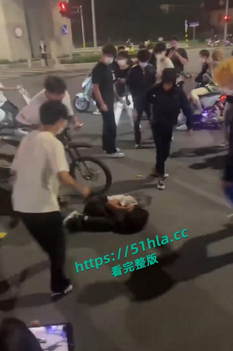 山东临沂五路高架桥下，中鲁石化精神小伙午夜寻仇，多人手持棍棒砸车打人，手段之残忍与畜生无异！  第2张