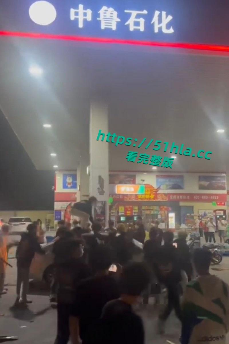 山东临沂五路高架桥下，中鲁石化精神小伙午夜寻仇，多人手持棍棒砸车打人，手段之残忍与畜生无异！  第3张