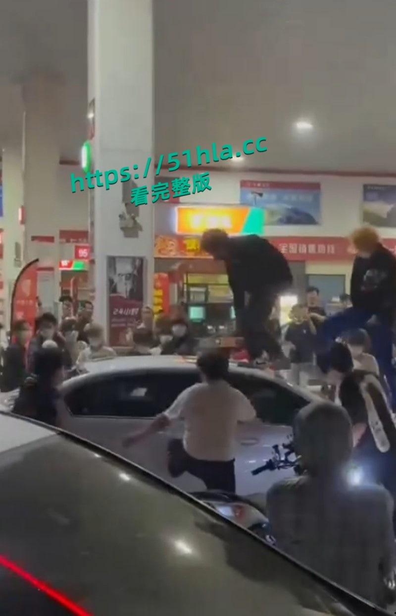 山东临沂五路高架桥下，中鲁石化精神小伙午夜寻仇，多人手持棍棒砸车打人，手段之残忍与畜生无异！  第4张