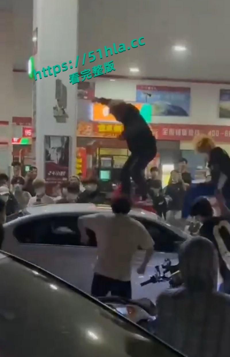 山东临沂五路高架桥下，中鲁石化精神小伙午夜寻仇，多人手持棍棒砸车打人，手段之残忍与畜生无异！  第5张