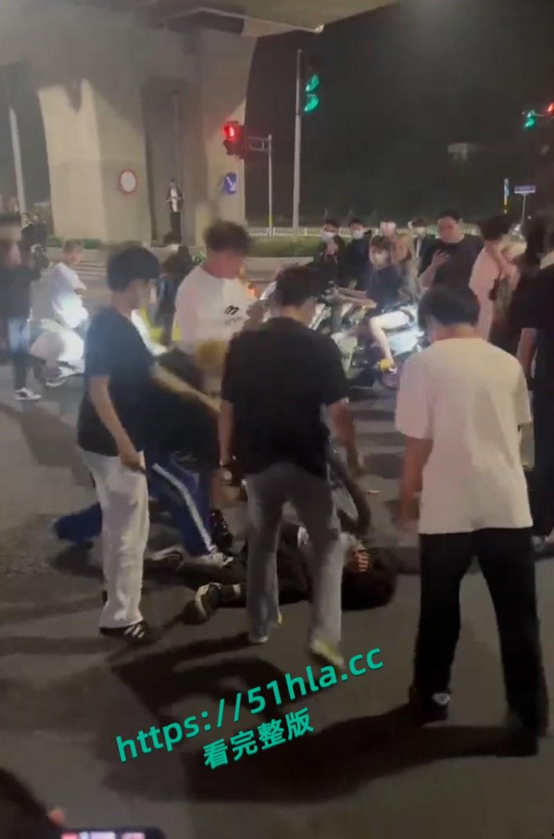 山东临沂五路高架桥下，中鲁石化精神小伙午夜寻仇，多人手持棍棒砸车打人，手段之残忍与畜生无异！  第6张