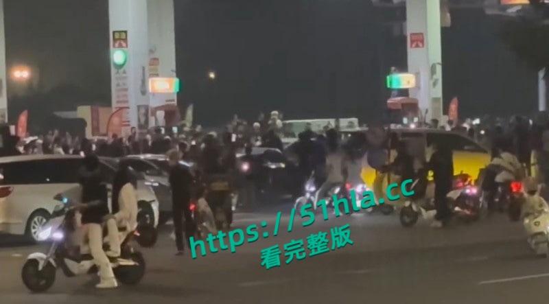 山东临沂五路高架桥下，中鲁石化精神小伙午夜寻仇，多人手持棍棒砸车打人，手段之残忍与畜生无异！  第7张