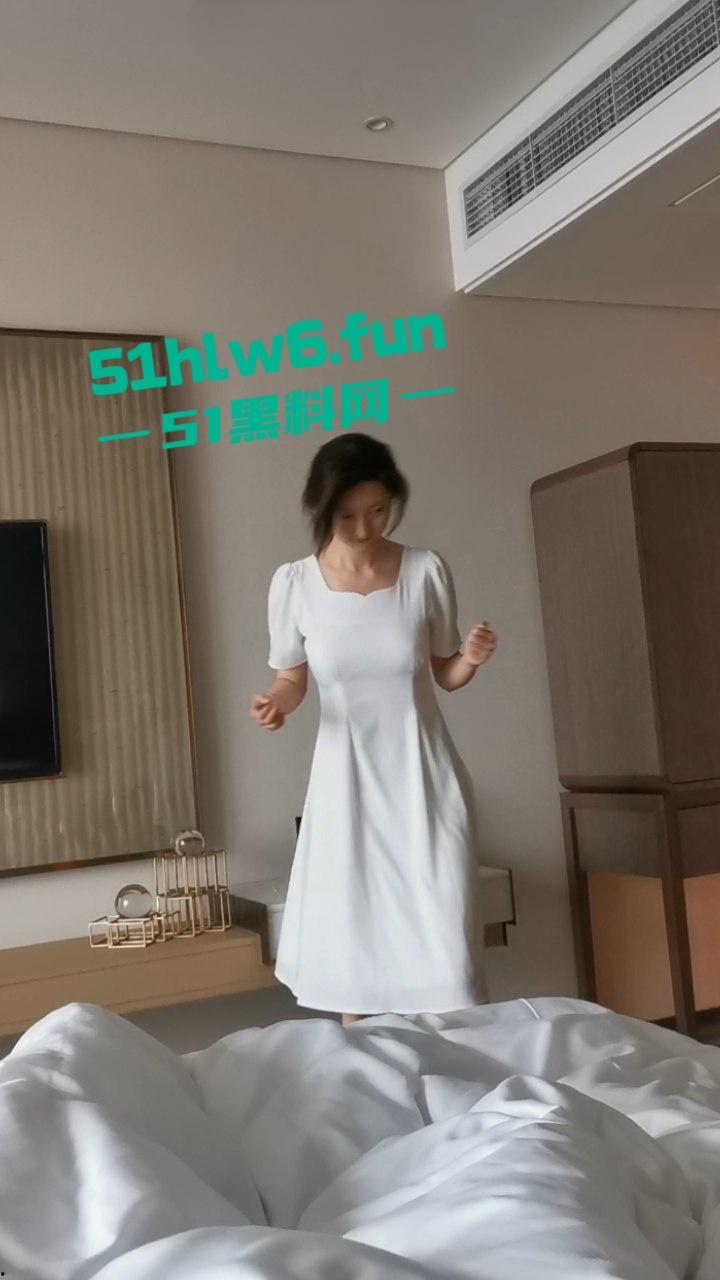 大神附近人约炮，极品身材校花女神，美乳粉嫩硕大蜂腰翘臀马甲线，还是被大神抓头发后入真够骚的啊。  第2张