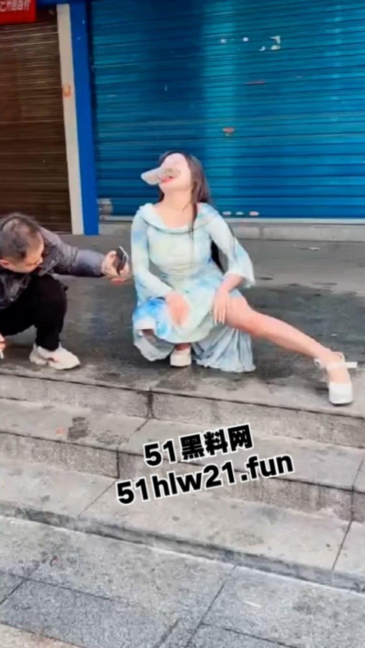 长沙解放西成网红擦边女云集地,蓝裙美女当街撩客E杯大奶随便摸,真实太开放了。 第1张 长沙解放西成网红擦边女云集地,蓝裙美女当街撩客E杯大奶随便摸,真实太开放了。 第1张