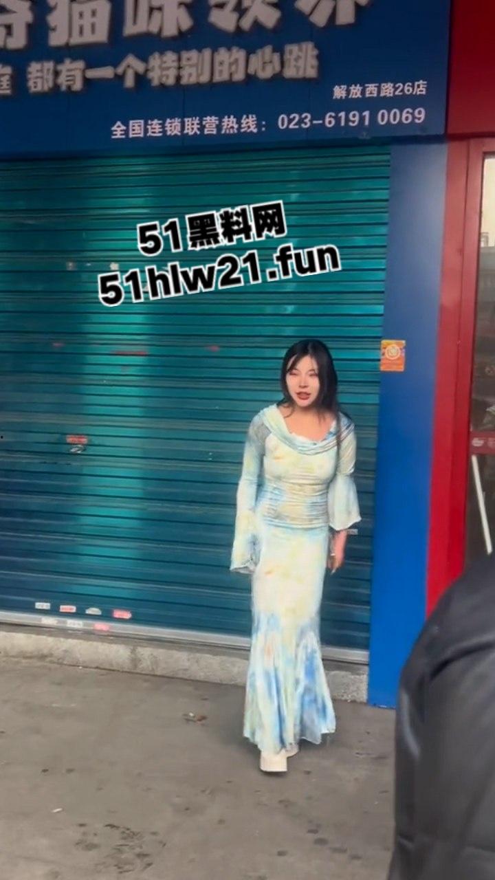 长沙解放西成网红擦边女云集地,蓝裙美女当街撩客E杯大奶随便摸,真实太开放了。 第2张 长沙解放西成网红擦边女云集地,蓝裙美女当街撩客E杯大奶随便摸,真实太开放了。 第2张