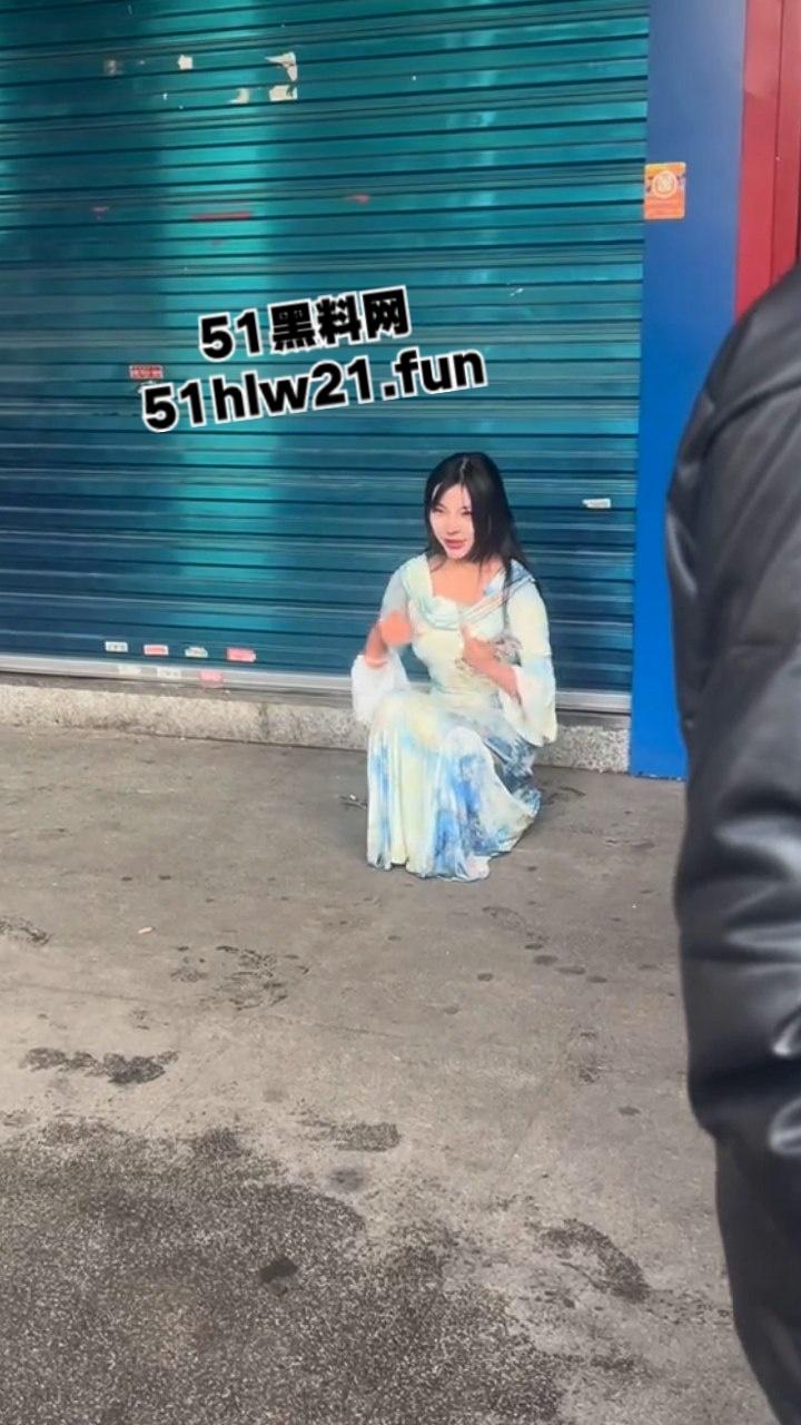 长沙解放西成网红擦边女云集地,蓝裙美女当街撩客E杯大奶随便摸,真实太开放了。 第4张 长沙解放西成网红擦边女云集地,蓝裙美女当街撩客E杯大奶随便摸,真实太开放了。 第4张