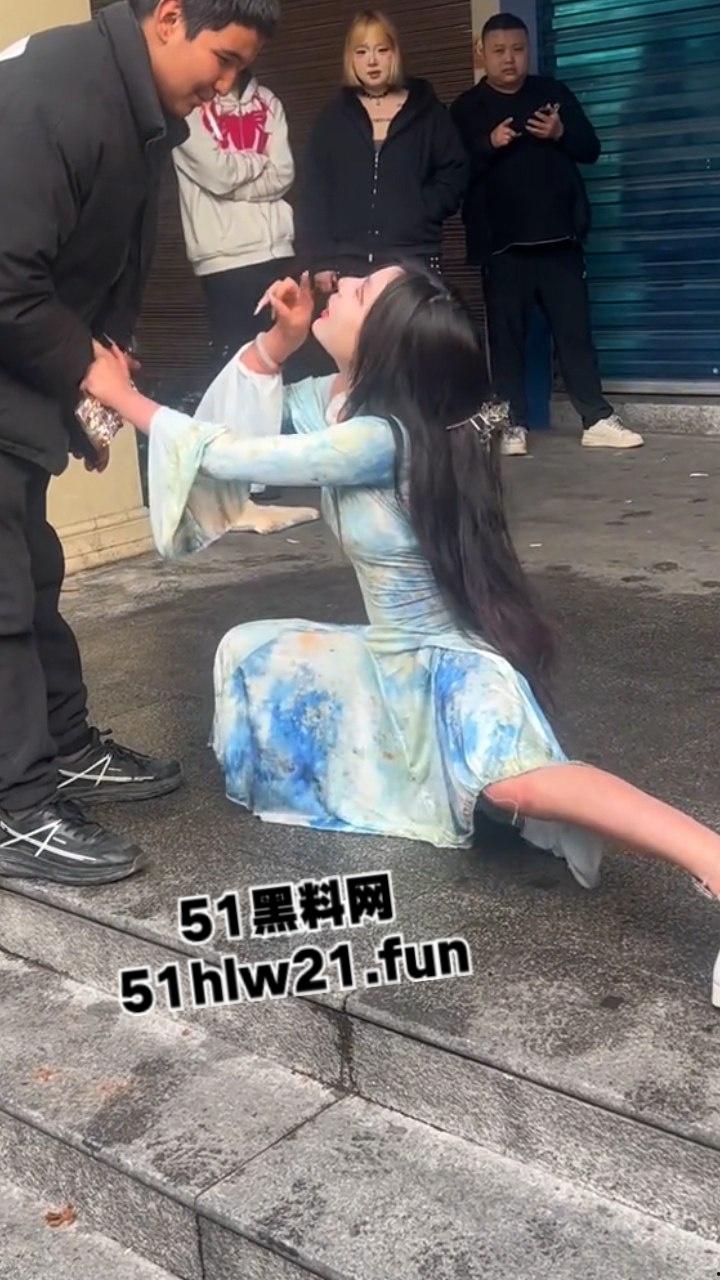 长沙解放西成网红擦边女云集地,蓝裙美女当街撩客E杯大奶随便摸,真实太开放了。 第5张 长沙解放西成网红擦边女云集地,蓝裙美女当街撩客E杯大奶随便摸,真实太开放了。 第5张
