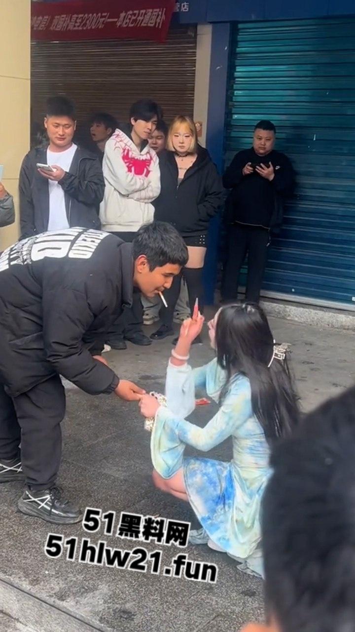 长沙解放西成网红擦边女云集地,蓝裙美女当街撩客E杯大奶随便摸,真实太开放了。 第6张 长沙解放西成网红擦边女云集地,蓝裙美女当街撩客E杯大奶随便摸,真实太开放了。 第6张