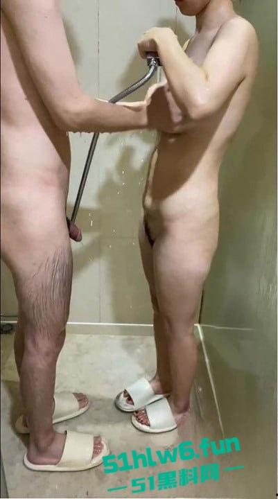 妈妈的丰乳肥臀【4】和老妈享受鸳鸯浴，大胸老妈不止要洗身上连鸡巴也要洗一洗。  第4张