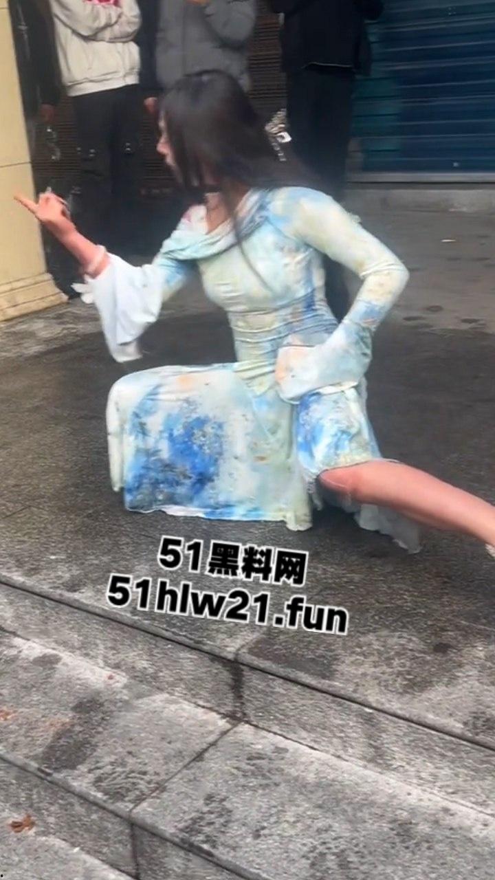 长沙解放西成网红擦边女云集地,蓝裙美女当街撩客E杯大奶随便摸,真实太开放了。 第7张 长沙解放西成网红擦边女云集地,蓝裙美女当街撩客E杯大奶随便摸,真实太开放了。 第7张