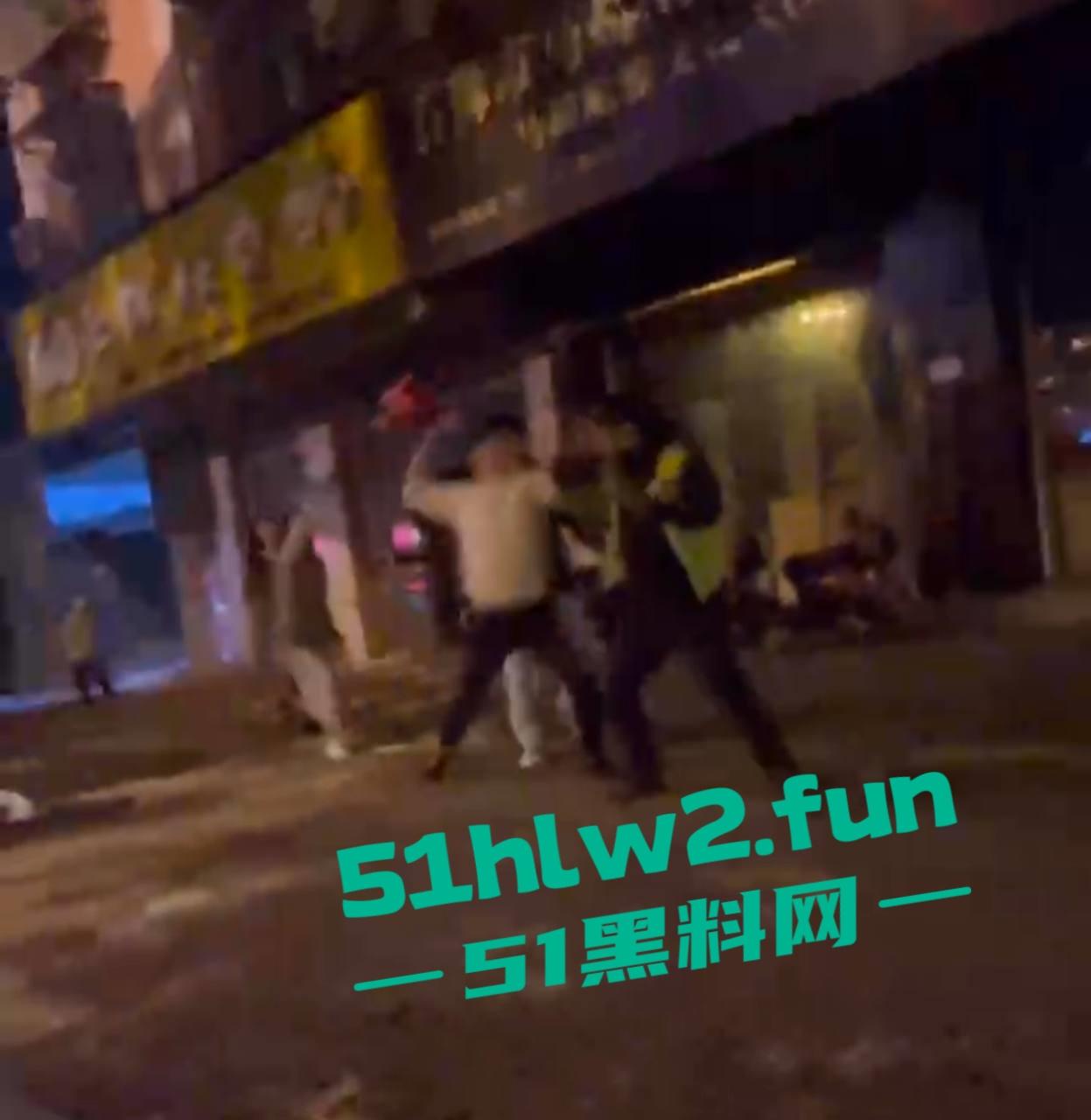 福建莆田精神小伙当街暴打代驾,只因女友露腿男子怀疑代驾司机看了女友腿,愤怒暴起殴打代驾司机。 第1张 福建莆田精神小伙当街暴打代驾,只因女友露腿男子怀疑代驾司机看了女友腿,愤怒暴起殴打代驾司机。 第1张