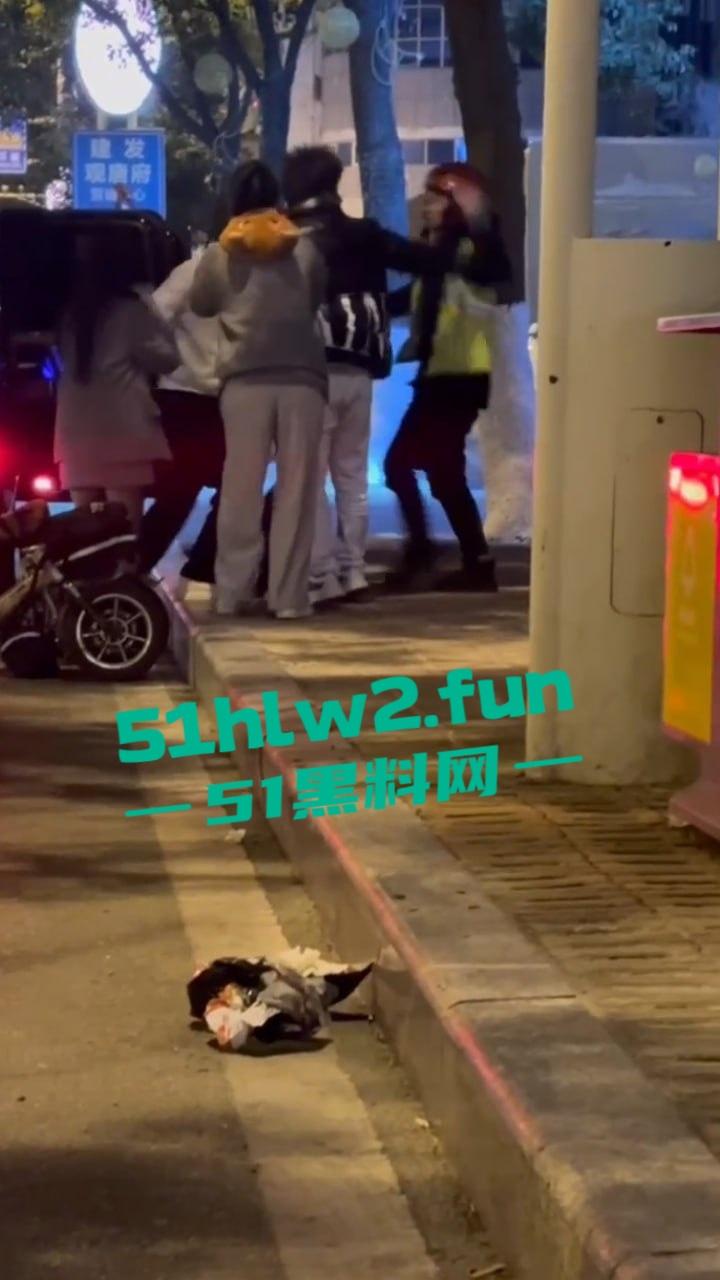 福建莆田精神小伙当街暴打代驾,只因女友露腿男子怀疑代驾司机看了女友腿,愤怒暴起殴打代驾司机。 第2张 福建莆田精神小伙当街暴打代驾,只因女友露腿男子怀疑代驾司机看了女友腿,愤怒暴起殴打代驾司机。 第2张