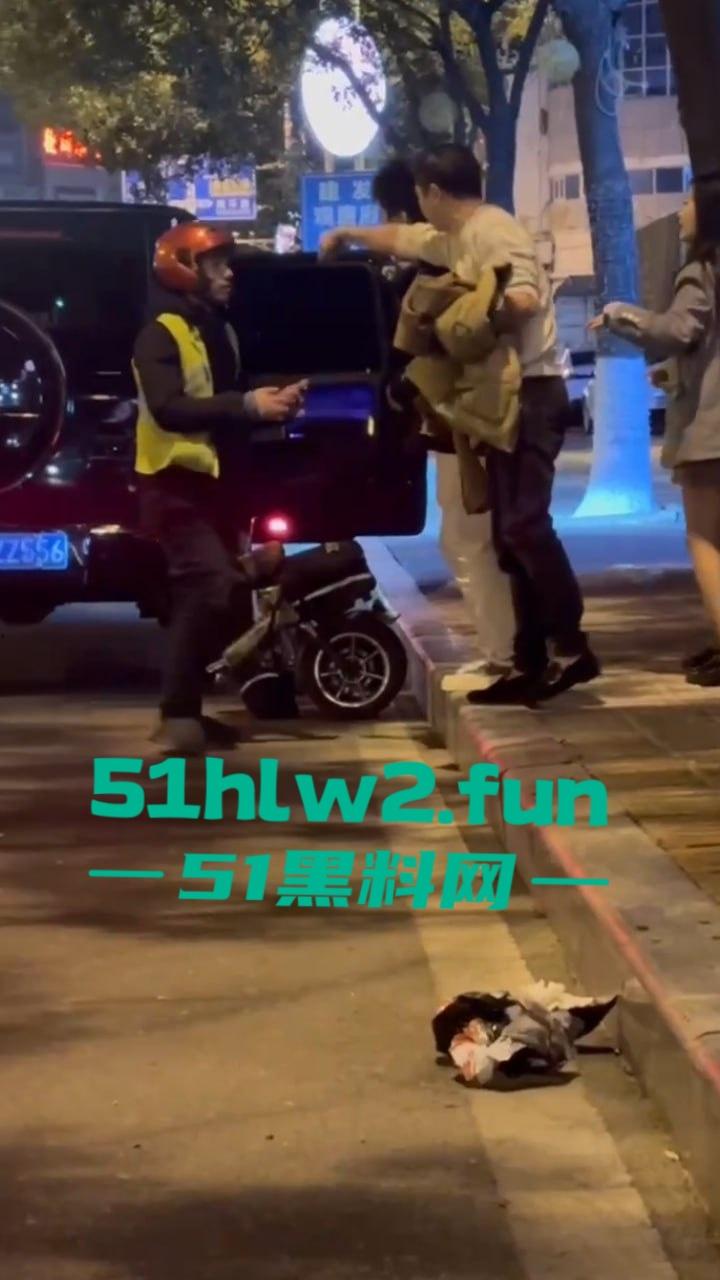 福建莆田精神小伙当街暴打代驾,只因女友露腿男子怀疑代驾司机看了女友腿,愤怒暴起殴打代驾司机。 第3张 福建莆田精神小伙当街暴打代驾,只因女友露腿男子怀疑代驾司机看了女友腿,愤怒暴起殴打代驾司机。 第3张