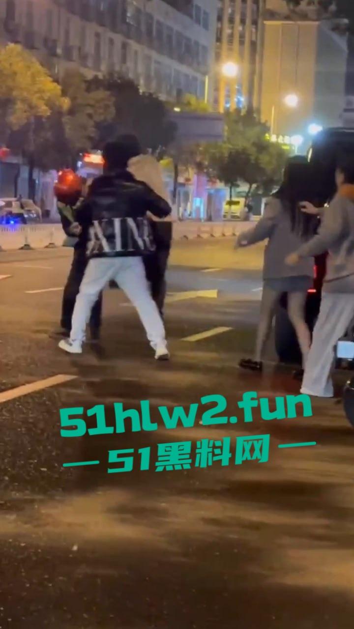 福建莆田精神小伙当街暴打代驾,只因女友露腿男子怀疑代驾司机看了女友腿,愤怒暴起殴打代驾司机。 第4张 福建莆田精神小伙当街暴打代驾,只因女友露腿男子怀疑代驾司机看了女友腿,愤怒暴起殴打代驾司机。 第4张