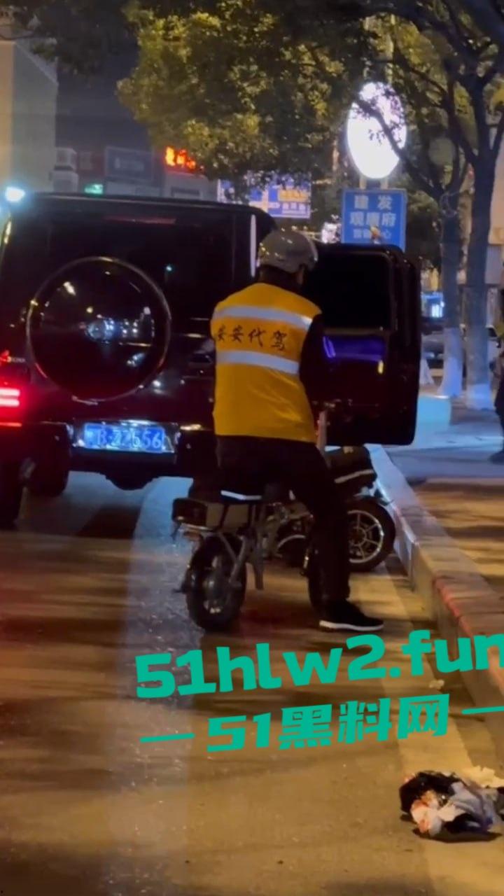 福建莆田精神小伙当街暴打代驾,只因女友露腿男子怀疑代驾司机看了女友腿,愤怒暴起殴打代驾司机。 第5张 福建莆田精神小伙当街暴打代驾,只因女友露腿男子怀疑代驾司机看了女友腿,愤怒暴起殴打代驾司机。 第5张