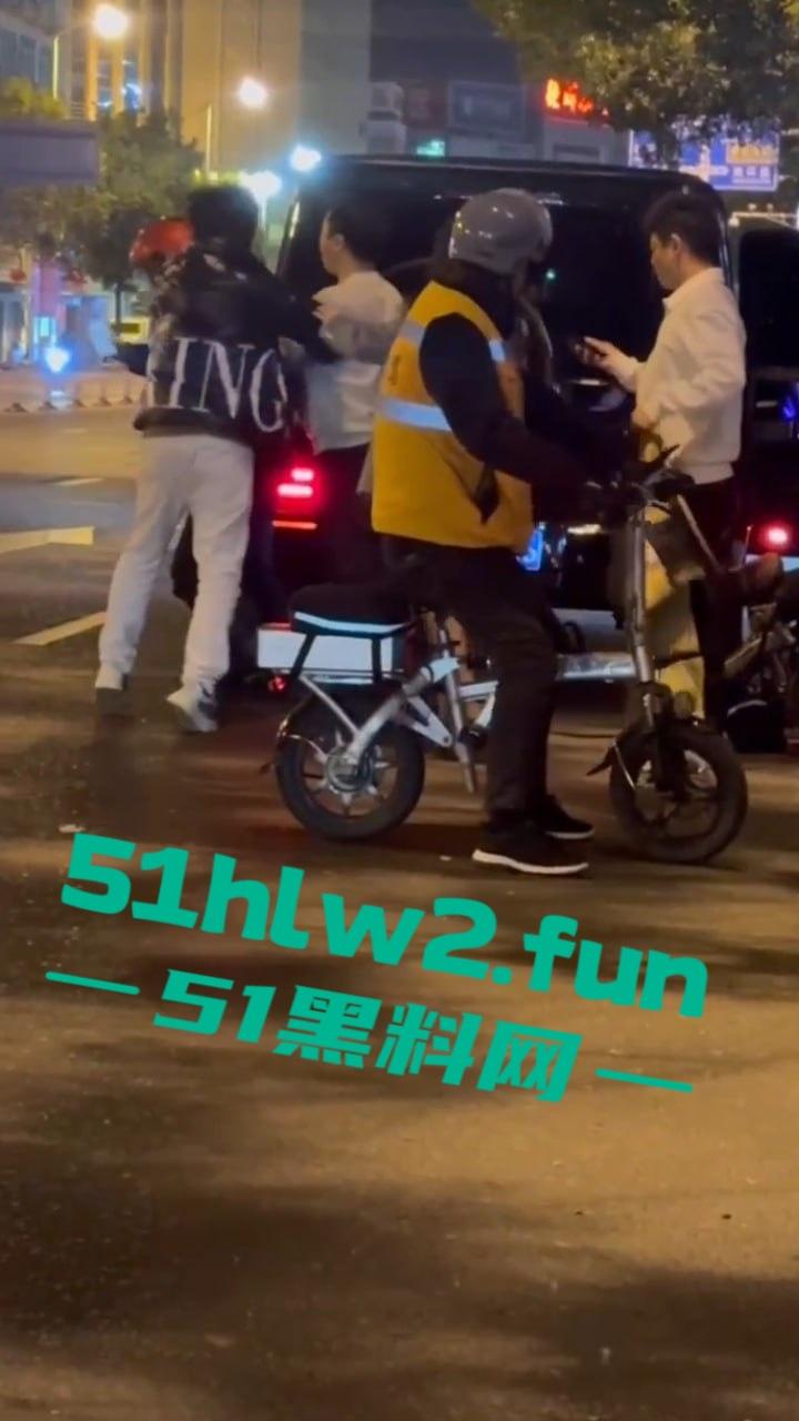 福建莆田精神小伙当街暴打代驾,只因女友露腿男子怀疑代驾司机看了女友腿,愤怒暴起殴打代驾司机。 第6张 福建莆田精神小伙当街暴打代驾,只因女友露腿男子怀疑代驾司机看了女友腿,愤怒暴起殴打代驾司机。 第6张