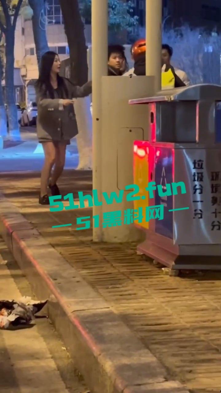 福建莆田精神小伙当街暴打代驾,只因女友露腿男子怀疑代驾司机看了女友腿,愤怒暴起殴打代驾司机。 第7张 福建莆田精神小伙当街暴打代驾,只因女友露腿男子怀疑代驾司机看了女友腿,愤怒暴起殴打代驾司机。 第7张