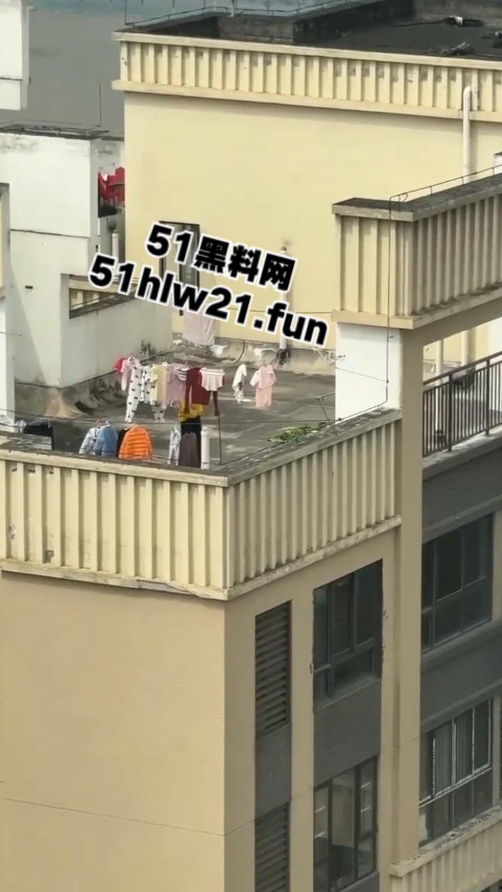 河南郑州某小区，惊现偷内衣变态被邻居拍下全过程，变态直接当场伸进内裤开始打飞机！  第1张