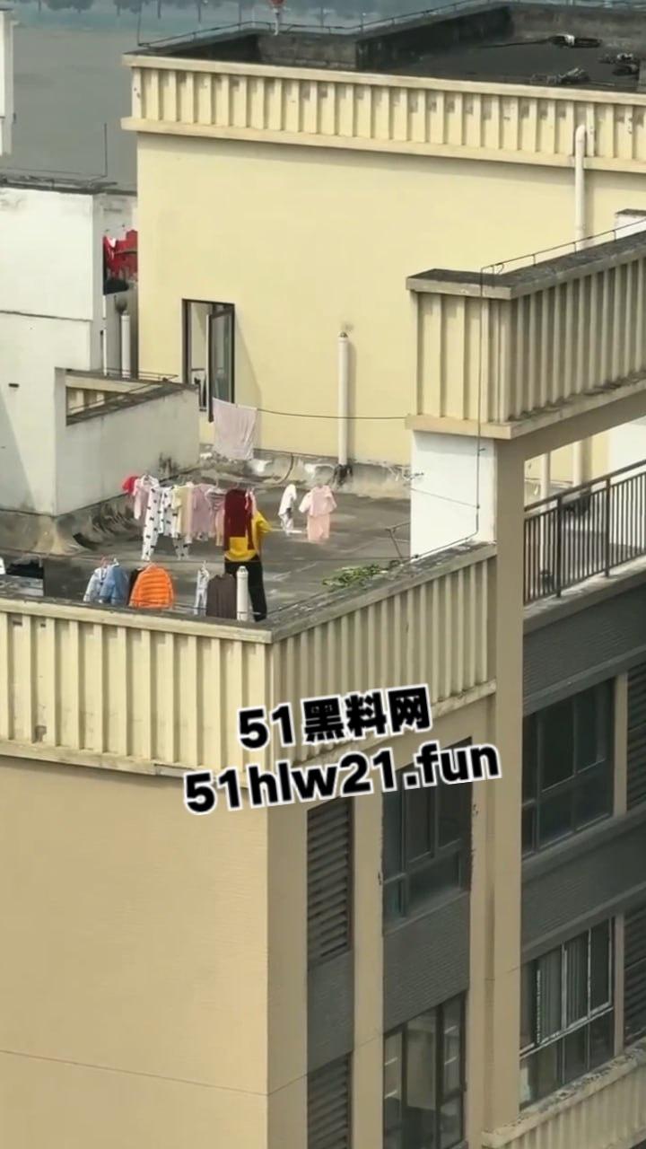 河南郑州某小区，惊现偷内衣变态被邻居拍下全过程，变态直接当场伸进内裤开始打飞机！  第2张