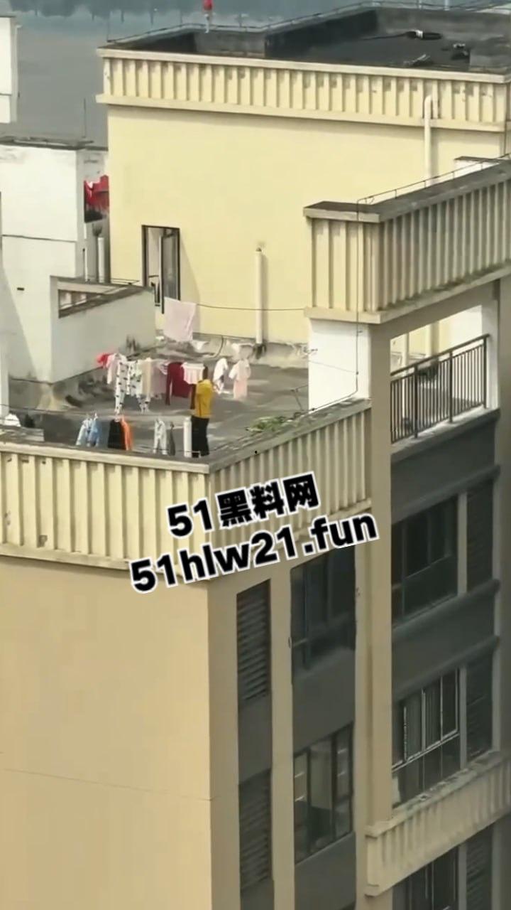 河南郑州某小区，惊现偷内衣变态被邻居拍下全过程，变态直接当场伸进内裤开始打飞机！  第3张