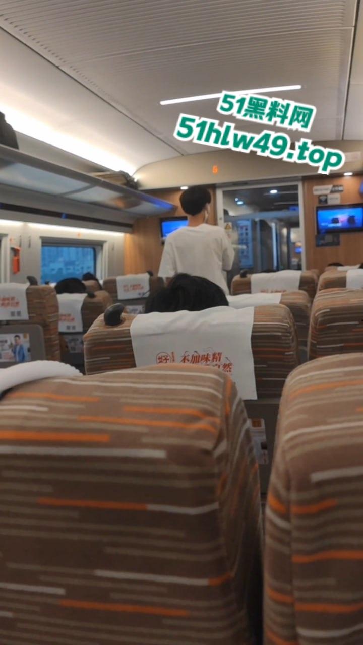 瓜友分享调教自己女友，高铁上调教女友吃鸡巴大胆在车上露出，有这么乖巧听话的骚母狗真是羡慕。  第2张