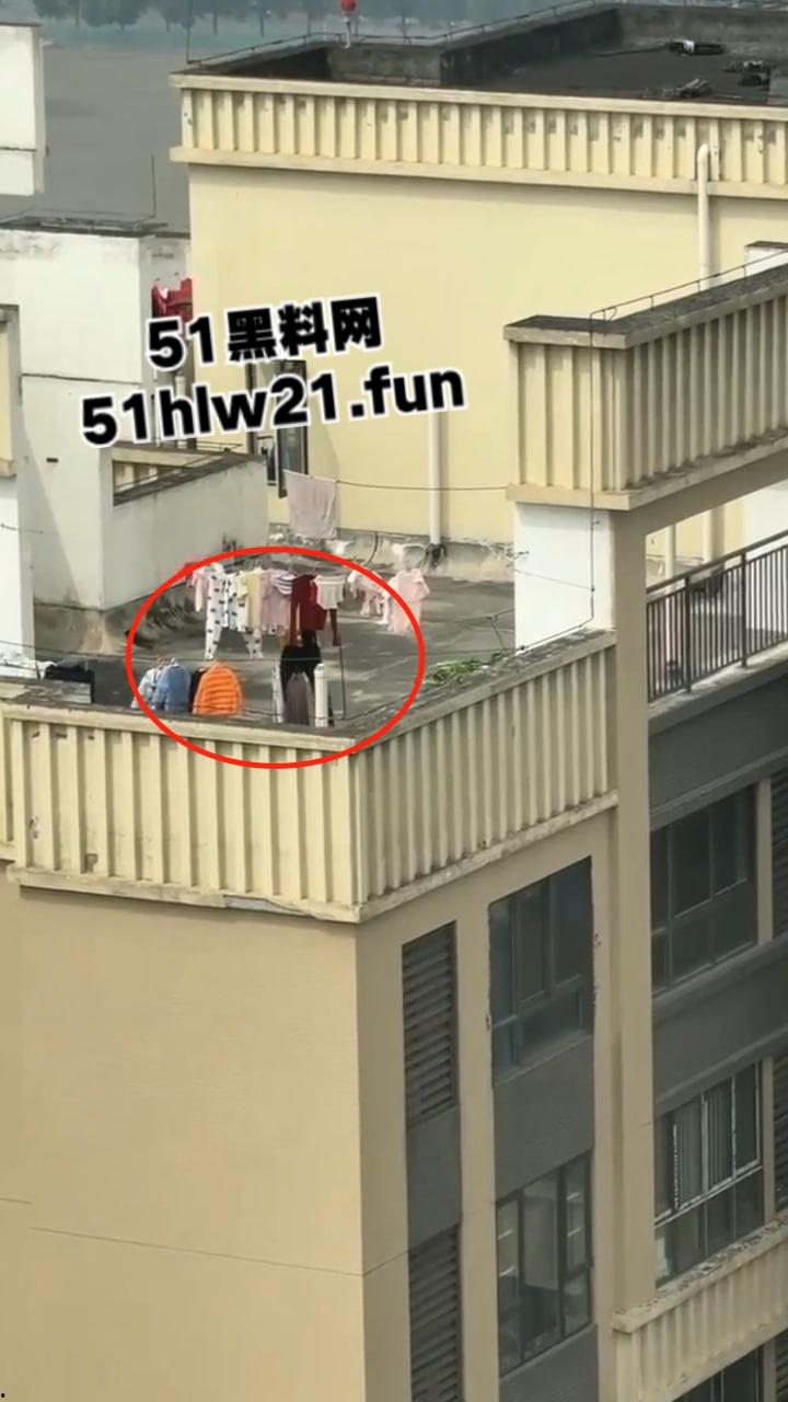河南郑州某小区，惊现偷内衣变态被邻居拍下全过程，变态直接当场伸进内裤开始打飞机！  第4张
