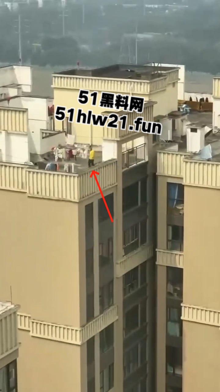 河南郑州某小区，惊现偷内衣变态被邻居拍下全过程，变态直接当场伸进内裤开始打飞机！  第5张