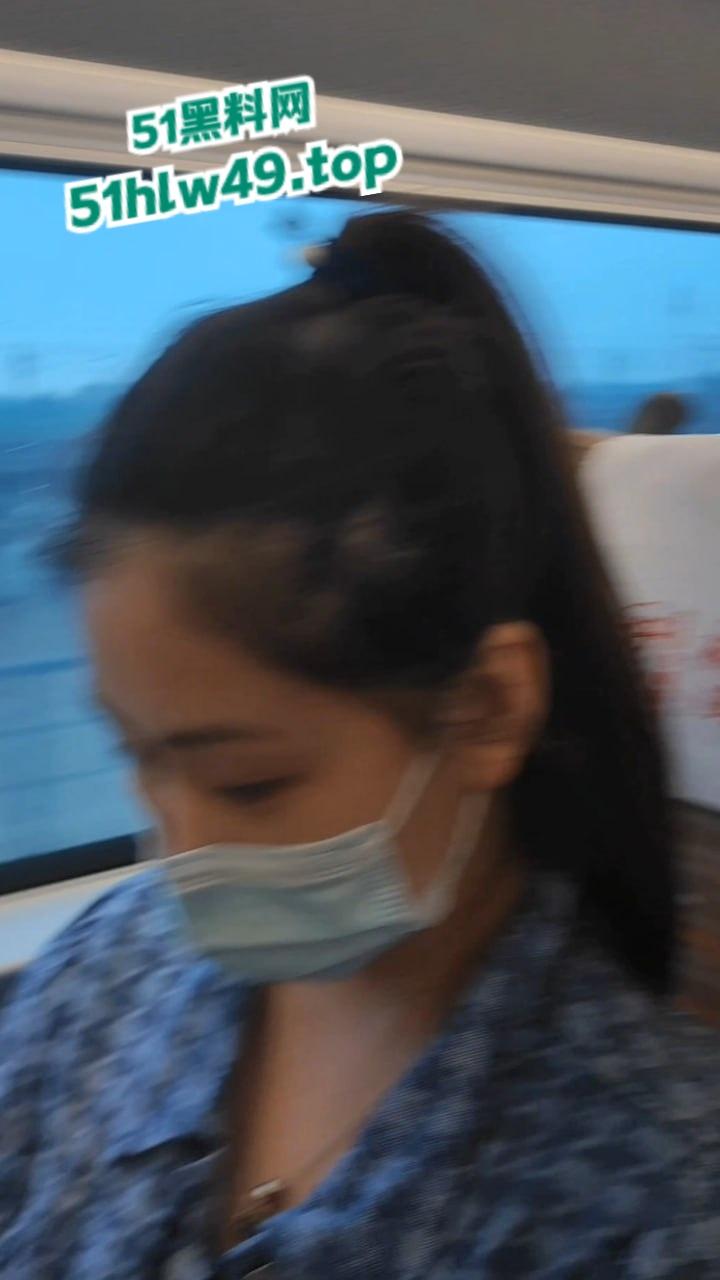 瓜友分享调教自己女友，高铁上调教女友吃鸡巴大胆在车上露出，有这么乖巧听话的骚母狗真是羡慕。  第7张