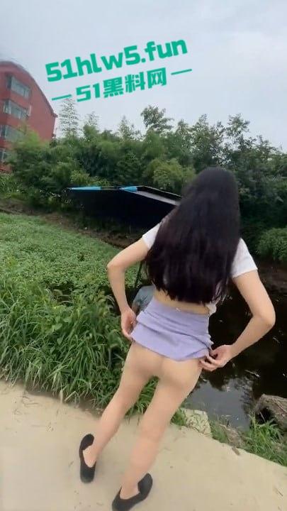 家有娇妻【6】天气太热了，老婆怕热所以选择真空出门，以防流汗户外露出视频。  第1张