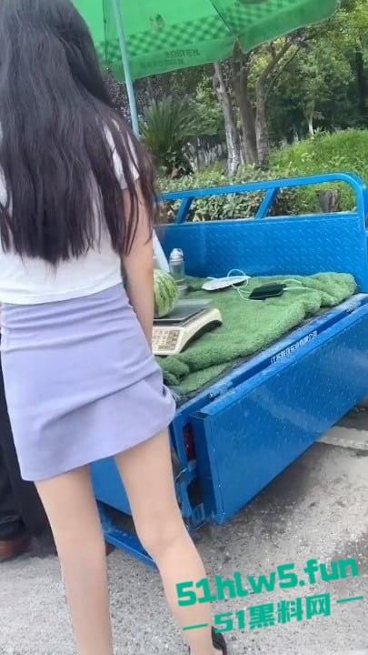 家有娇妻【6】天气太热了，老婆怕热所以选择真空出门，以防流汗户外露出视频。  第3张