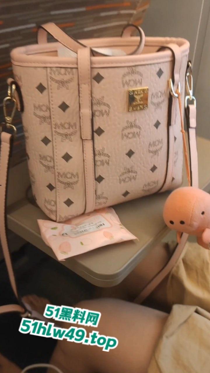 瓜友分享调教自己女友，高铁上调教女友吃鸡巴大胆在车上露出，有这么乖巧听话的骚母狗真是羡慕。  第9张