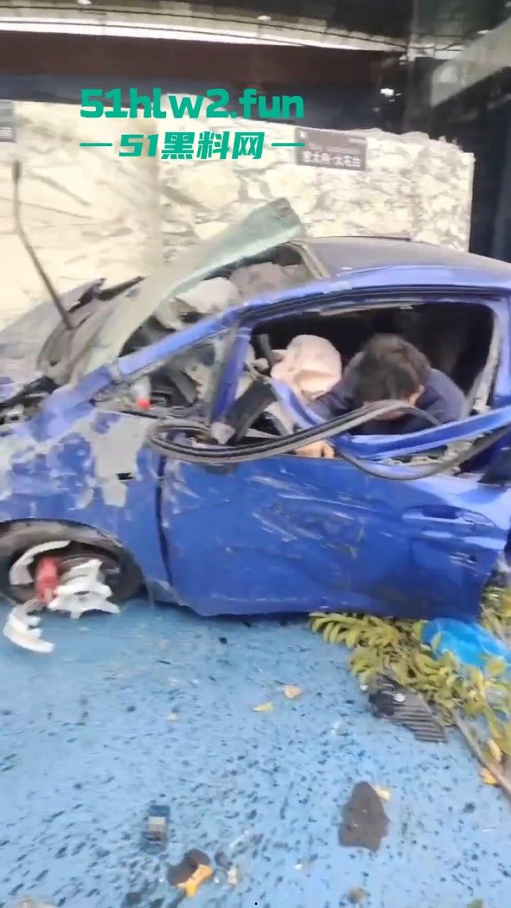 广东一轿车失控撞上路牙当场稀巴烂，司机被撞到懵逼当场灵魂出窍，现场监控视频流出。  第1张