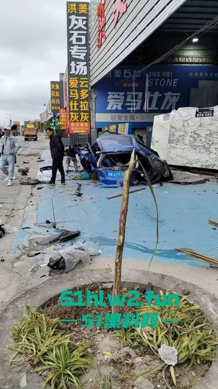 广东一轿车失控撞上路牙当场稀巴烂，司机被撞到懵逼当场灵魂出窍，现场监控视频流出。  第2张