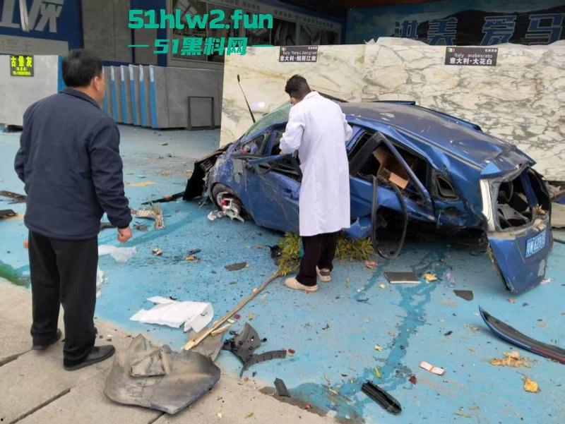 广东一轿车失控撞上路牙当场稀巴烂，司机被撞到懵逼当场灵魂出窍，现场监控视频流出。  第3张