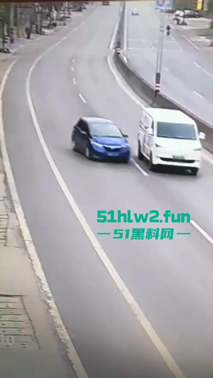 广东一轿车失控撞上路牙当场稀巴烂，司机被撞到懵逼当场灵魂出窍，现场监控视频流出。  第4张
