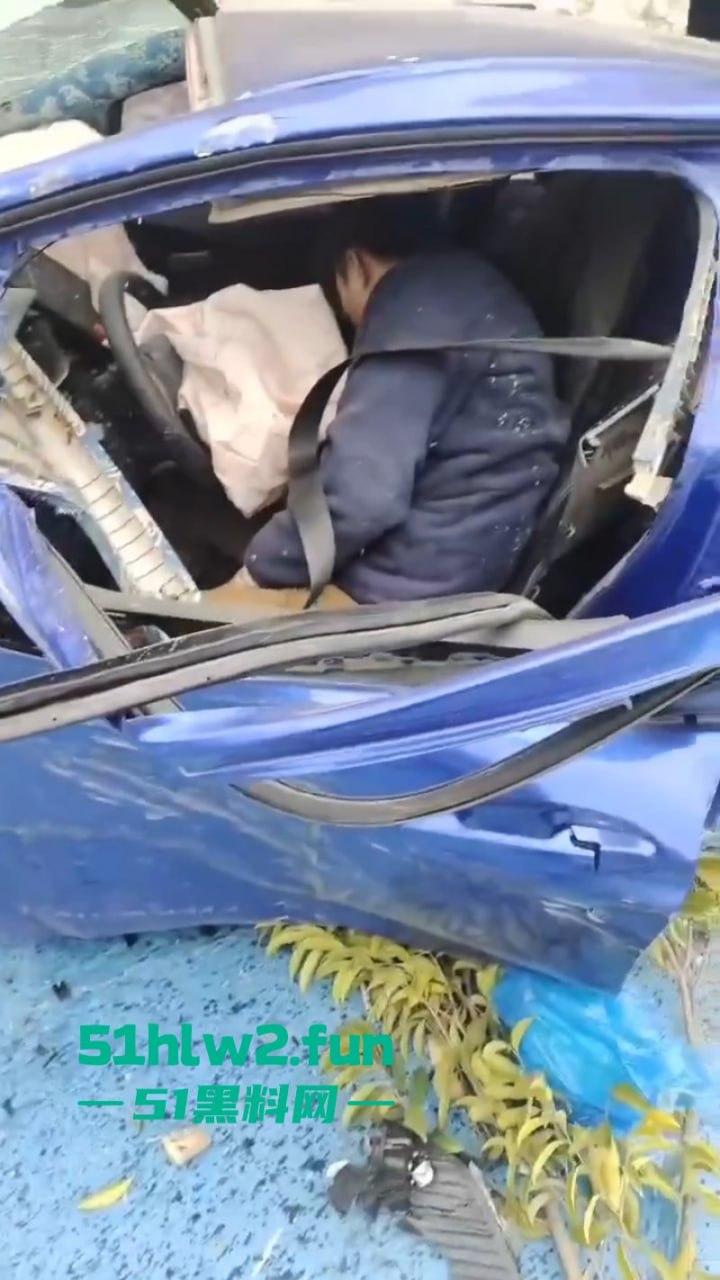 广东一轿车失控撞上路牙当场稀巴烂，司机被撞到懵逼当场灵魂出窍，现场监控视频流出。  第5张