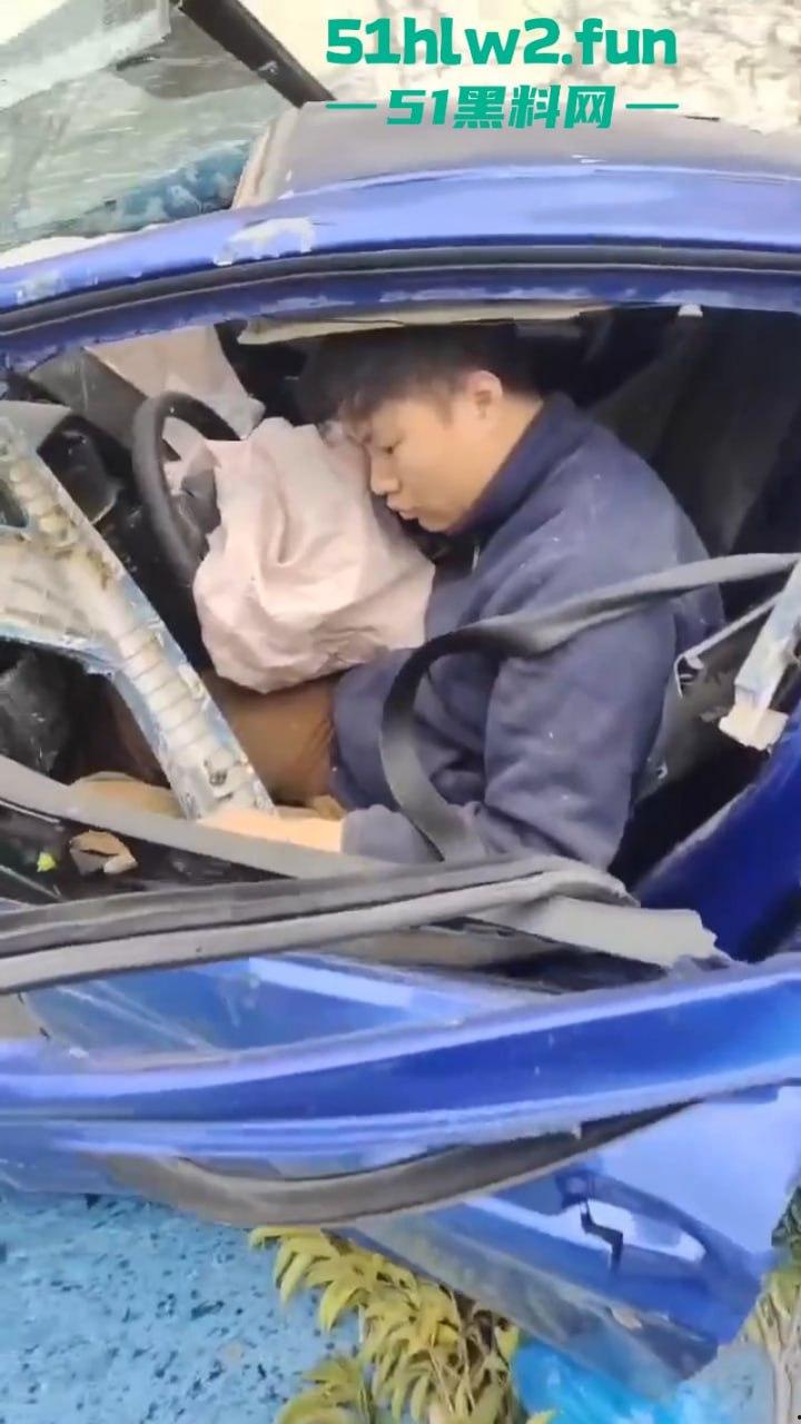 广东一轿车失控撞上路牙当场稀巴烂，司机被撞到懵逼当场灵魂出窍，现场监控视频流出。  第6张